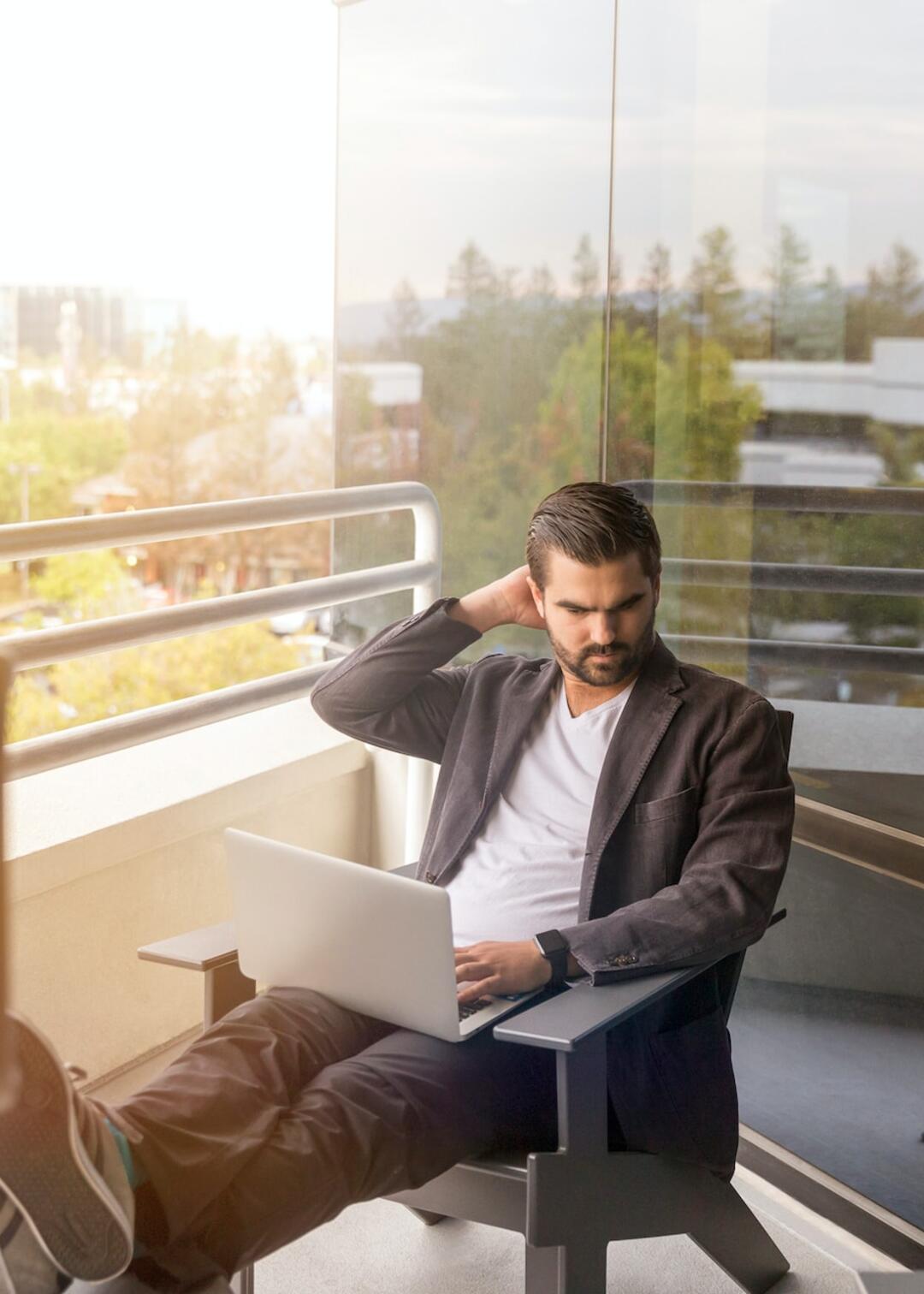 Quelles sont ces tendances ?  👉 La personnalisation : Les entreprises adoptent des approches plus personnalisées en proposant des packages flexibles et des primes basées sur la performance et cela concerne aussi désormais les non cadres avec une forte hausse en 2023. Par ailleurs on a constaté un recours important à la prime de partage de la valeur qui concerne désormais 1 salarié sur 2 pour un montant souvent compris entre 600 et 800 euros  👉 La rémunération non monétaire : Les avantages tels que la form